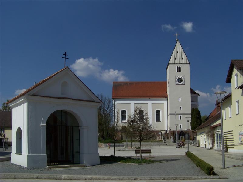 Pfarrkirche St. Laurentius mit Kapelle St. Nepomuk.
