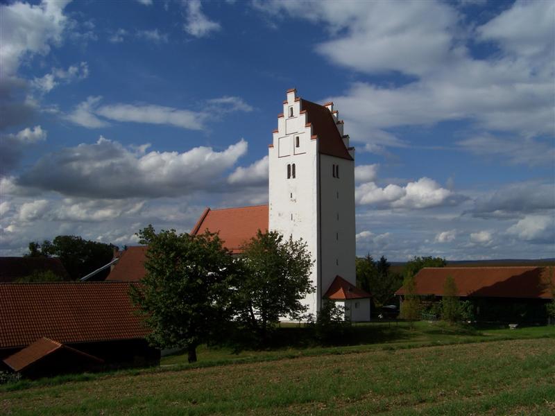 Kirche St. Michael und Leonhard in Perka.