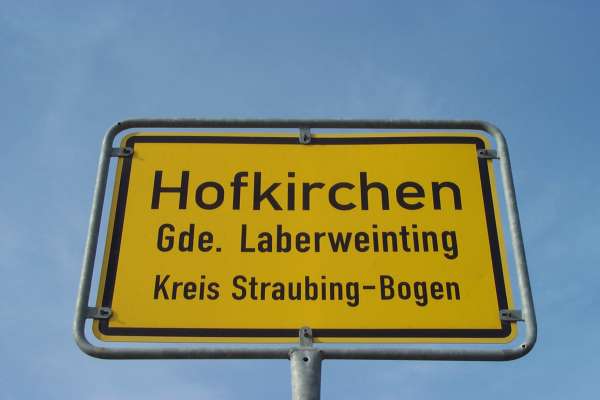 Hofkirchen, das Kerndorf der Bachorte. Die erste urkundliche Erwähnung geht auf das Jahr 1145 als 'Hovenchirchen' zurück. Sicher war es aber nicht die erste Ansiedlung an dieser Stelle.