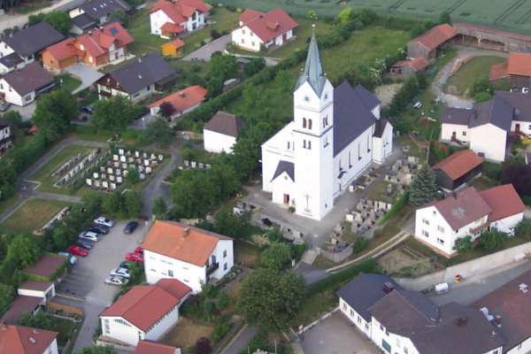 Pfarrkirche Hofkirchen mit Pfarrhof, Pfarrheim und Friedhof