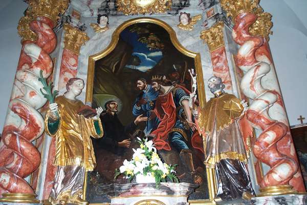 Weichs - Am Hochaltar stehen die Firguren von li. St. Stephanus und re. St. Nepomuk.