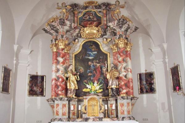 Weichs - Am Hochaltar stehen die Firguren von li. St. Stephanus und re. St. Nepomuk.