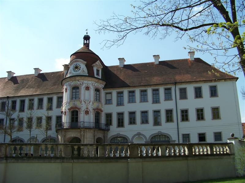 Schloss Alteglofsheim mit Schlosskapelle.