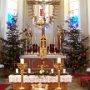 Die weihnachtlich geschmückte Pfarrkirche St. Peter in Hofkirchen.